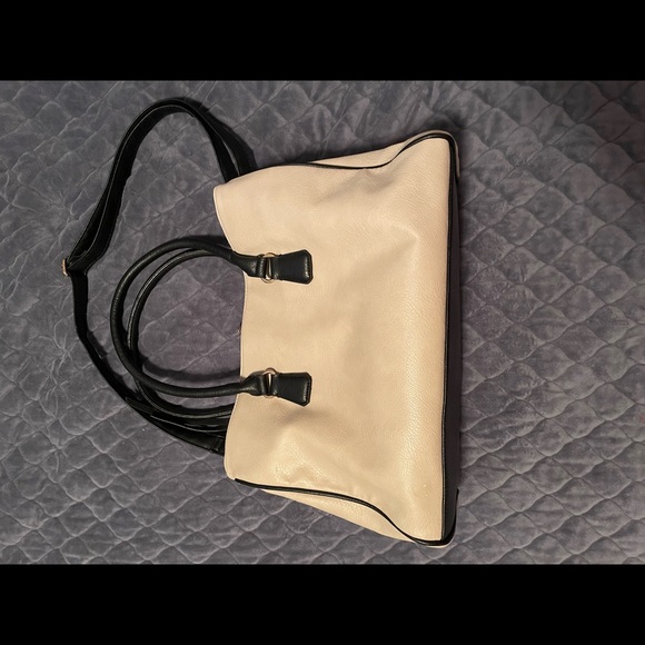Aldo 2 tone cream and black handbag with shoulder strap. - Picture 5 of 16